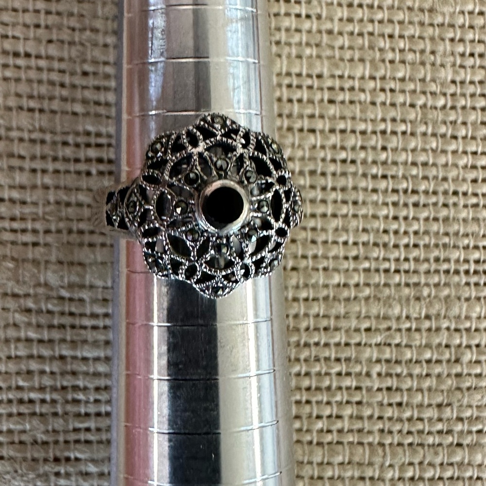 Vintage Onyx & marcasite sterling silver ring. Size 7 1/4
